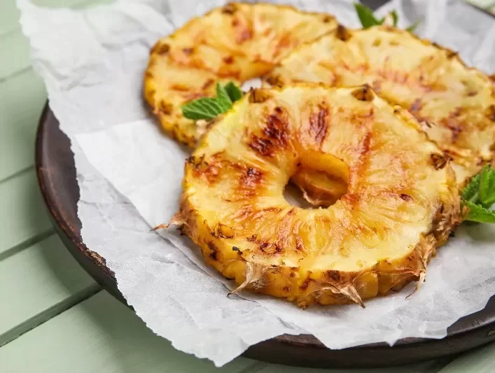 Grilled pineapple rings: the ideal blend of savoury and sweet